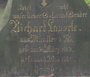 Tekst på Preussisk gravsten på Sct. Mariae kirkegård i Flensborg