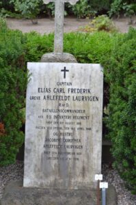 Grev Ahlefeldt Laurvigen, faldet på Dybbøl 1864. Grav på Garnisons kirkegård