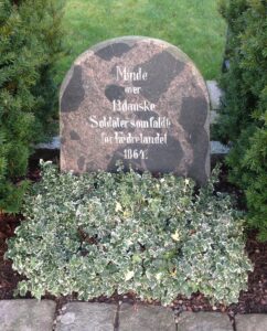 Minde eller grav for 13 danske soldater på Varnæs kirkegård