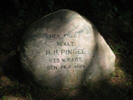 Arnkil Grave og mindesten på Arnkil
