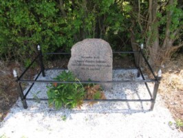 Arnkil Der er en del grave og mindesten på Arnkil.