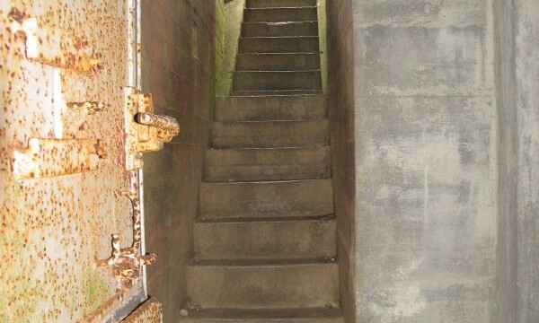 Nedgang til madskabsbunker Nedgang til artillerimandskabets bunker