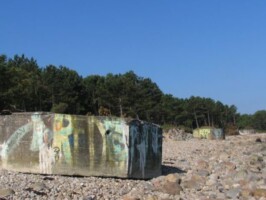 Hornbæk Batteri De fire briske (fundament for kanonen) ligger på stranden i Hornbæk