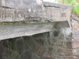 Pionerbroen i Bevtoft Pionerbroen fra 1918 i Bevtoft med indskrift