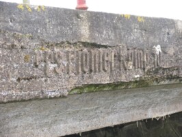 Pionerbroen i Bevtoft Tekst indstøbt i betonen på Pionerbroen i Bevtoft