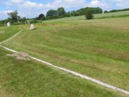 Skanse II Dybbøl Omkredsen af skansen er markeret med hvide kantsten