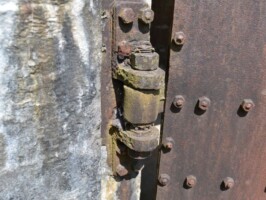 Arrild revolverkanonbunker Port-hængsel på kuglelejer i Arrild revolverkanonbunker