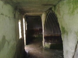 Aarøsund kystbatteri Aarøsund kystbatteri, gang med mandskabsrum