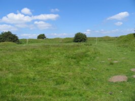 Preussisk Fort X Dansk skanse VI er afmærket med hvide sten inde i det Preussiske Fort X