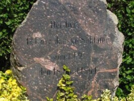 Bag Dansk skanse VII Teksten på den Danske fællesgrav bag Dansk skanse VII