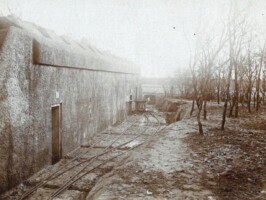 Gammelskov Batteri 1921 Gammelskov Batteri 1921, Strube og grav ved ammunitionsmagasin