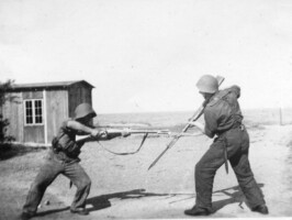 Hornbæk Batteri Træning med bajonetfægtning i Hornbæk Batteri