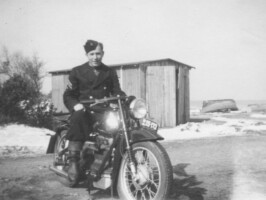 Hornbæk Batteri Nimbus med kører i Hornbæk Batteri 1947